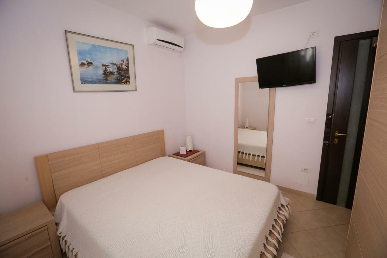 Apartment Pine-tree W/ Private Garden 50 M From The Sea