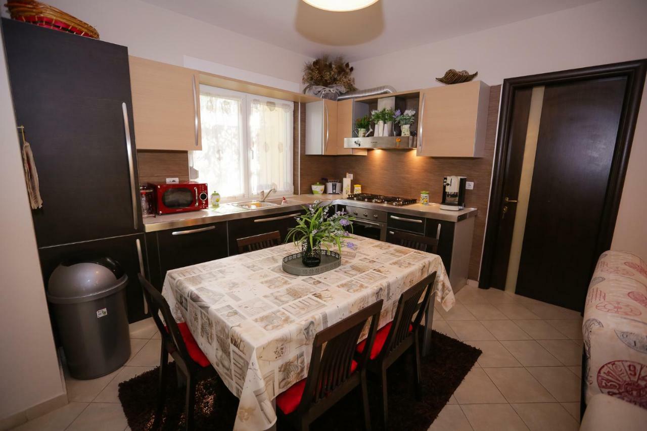 Pine-tree W/ Private Garden 50 M From The Sea Apartment