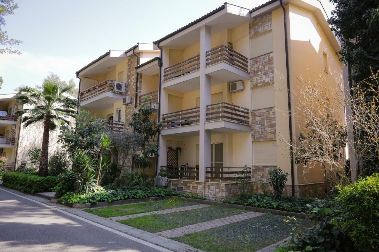 Apartment Pine-tree W/ Private Garden 50 M From The Sea Golem (Tirana)