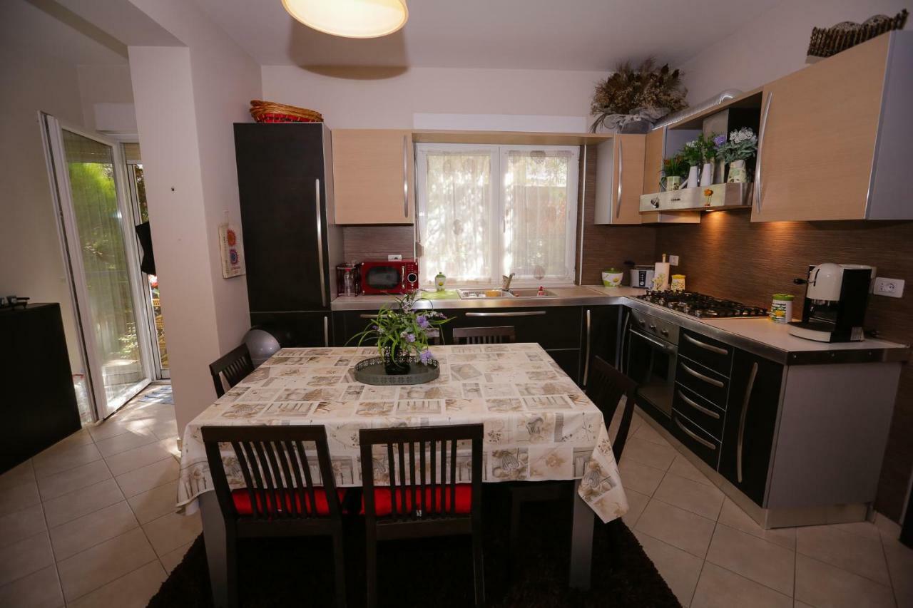 Pine-tree W/ Private Garden 50 M From The Sea