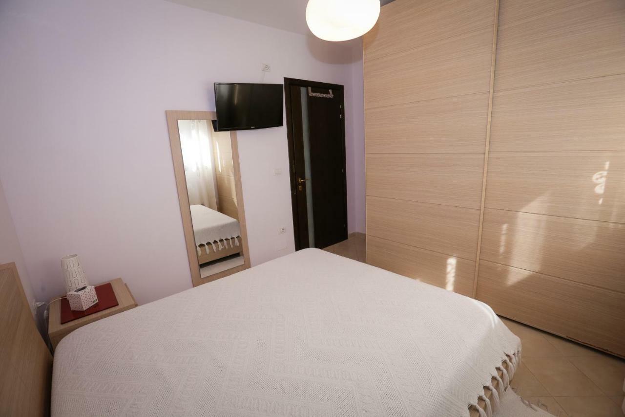 Apartment Pine-tree W/ Private Garden 50 M From The Sea Golem (Tirana)