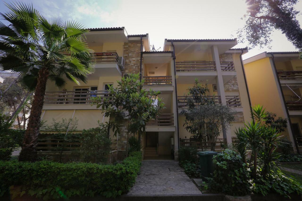 Pine-tree W/ Private Garden 50 M From The Sea Apartment
