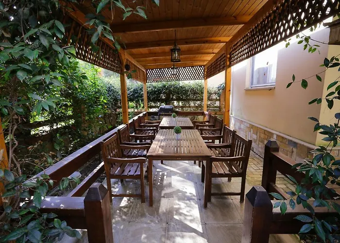 Pine-Tree Apt W/ Private Garden 50 M From The Sea