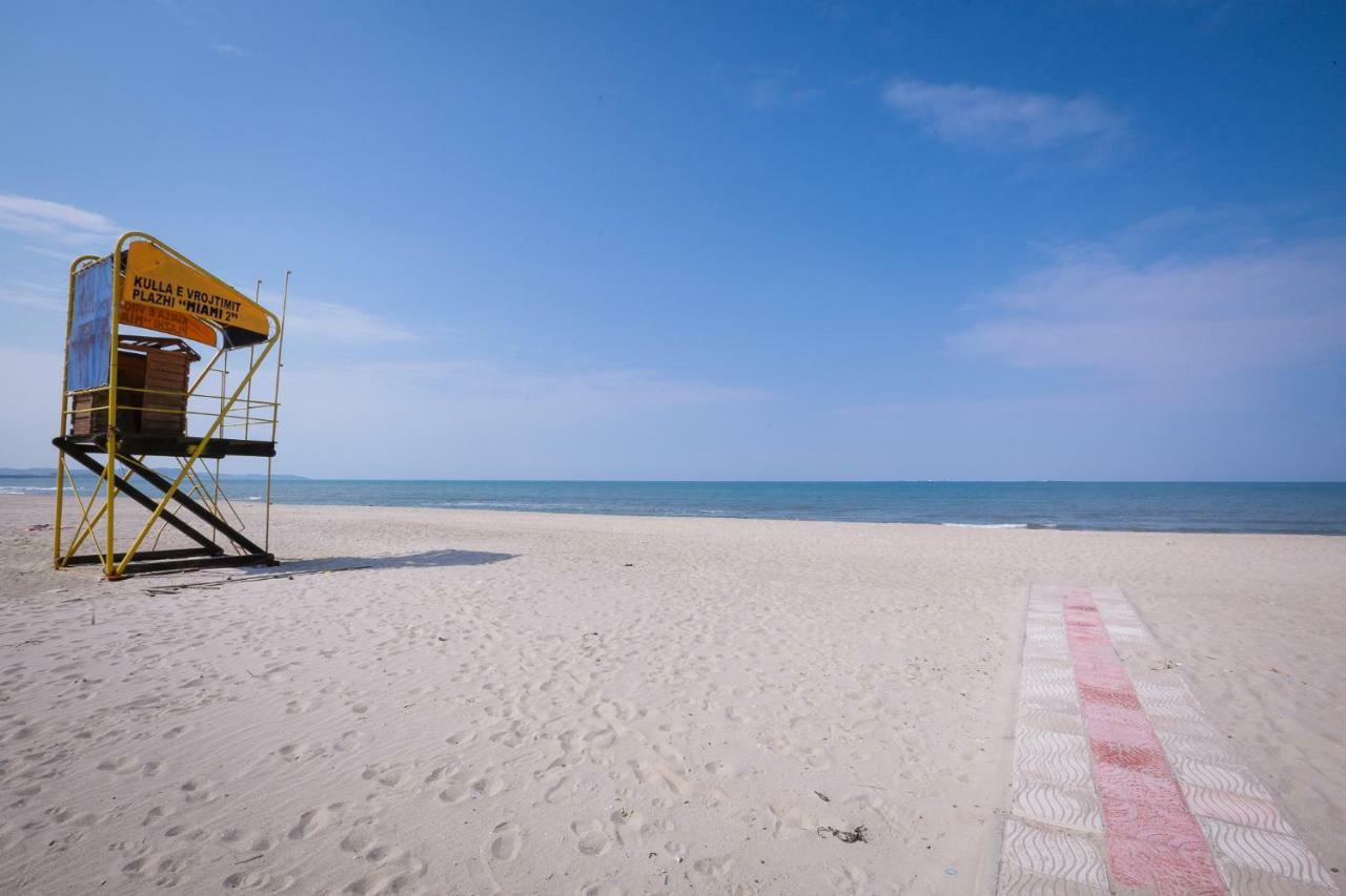 Pine-tree W/ Private Garden 50 M From The Sea Appartement Golem (Tirana)